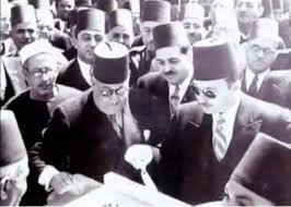 الملك فاروق الأول في قرية بهوت التابعة لمركز نبروه بمديرية الدقهلية صورة من العام 1946 نرى فيها الملك فاروق الأول يضع حجر أساس م Egypt Old Photos Egyptian