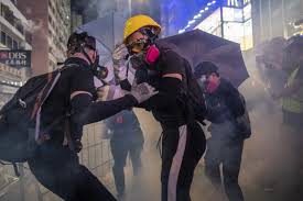 Un spectacle qui souffle le chaud et le froid, assume. Burning Threads Rest Of World