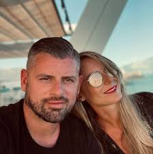 Hi I'm looking for a personal trainer not an online one I will be terrible  with that.