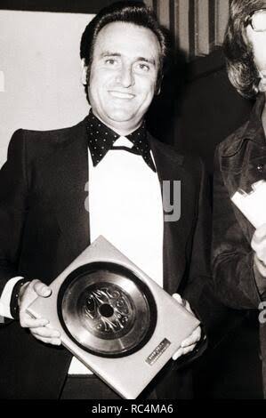 MANOLO ESCOBAR. CANTANTE ESPAÑOL. 1931 -. MANOLO ESCOBAR RECIBIENDO EL LONG PLAY DE ORO 1973 Stock Photo - Alamy