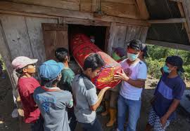Orang islam yang berkemampuan disunatkan menyembelih ternakan seperti kambing, lembu atau kerbau sebagai akikah anak yang baru lahir. 5 Suku Di Berbagai Negara Yang Lakukan Ritual Adat Menggunakan Jenazah Kumparan Com