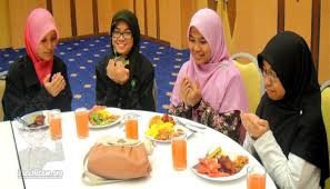 Dan doa dengan lafadz yang semisal, semua berkisar antara hadits lemah dan munkar. Betulkah Membaca Doa Sebelum Makan Allahumma Bariklana Itu Bid Ah Pecihitam Org