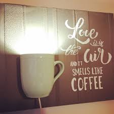 Love Is In The Air And It Smells Like Coffee Diy Lamp Love Is In The Air And It Smells Like Coffee Mug Lamp Lampada Tazza Lampada Fai Da Te Applique Lampada Fai Da Te Fai Da Te Lampade Tazze
