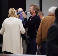 Nov 14, 2018 · related video: Daniel Craig Looks Exhausted As He Cradles Newborn Daughter At Jfk Airport Mirror Online