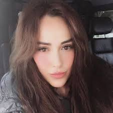 Hülya avşar'ın kız kardeşi helin avşar, arnavutköy'de bir balıkçı çıkışı erkek arkadaşlıyla el ele kamerala takıldı. Helin Avsar In Son Hali Sasirtti Iste Helin Avsar In Estetikli Hali