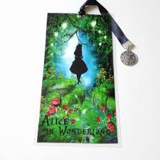 Start by marking alice au pays des merveilles as want to read pour leur première collaboration, les auteurs david chauvel et xavier collette livrent avec alice au pays des merveilles un hommage amoureux à ce conte onirique, d'une évidente modernité. Marque Page Alice Aux Pays Des Merveilles Lice In Wonderland Horloge Argente Feerique Steampunk Un Grand Marche