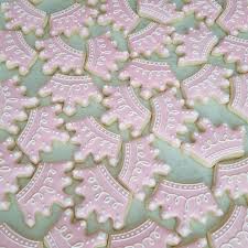 122 Likes 4 Comments F R E S H Freshbakes On Instagram Princess Crowns For Days Princess Cookies Crown Cookies Sugar Cookie Royal Icing