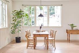 maison de blanc 信濃町駅から徒歩5分 四谷三丁目駅から徒歩7分の距離にある一軒家 庭つきのハウススタジオ 木製家具や観葉植物が散りばめられたナチュラルテイストの空間 窓からのぞく常緑樹が爽やかな印象を与えます アンティーク調の扉やレトロなキッチンなど