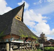 Rumah adat karo disebut sebagai siwaluh jabu, panjangnya bisa mencapai 13 meter dengan lebar mencapai 10 meter dan biasa ditempati oleh 4 hingga delapan keluarga (jumlah keluarga harus selalu genap). 7 Fakta Rumah Adat Karo Yang Penuh Nilai Filosofis