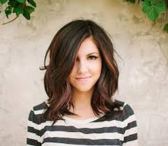 mittellange haare stufenschnitt seitenscheitel und highlights frisuren frisuren halblang frisur seitenscheitel