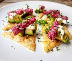 kjempeenkel frokost med taffelost avokado salami og romme god mat mat matoppskrifter