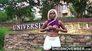 야외에서 거대한 가슴을 노출하는 귀여운 아프리카 계 미국인 여학생