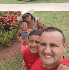 Não tenho palavras para expressar o amor que sinto por essas mulheres  maravilhosas: minha esposa Zana, minhas filhas Larissa e Gabriele, minha  mãe Dona Cida e minha sogra Dona Lourdes. Elas são