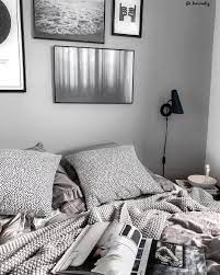 Grey Dreams Das Zeitlose Grau Lasst Dein Schlafzimmer Erstrahlen Fullt Es Mit Naturlicher Warme U Graue Wand Schlafzimmer Wandleuchte Schlafzimmer Bett Ideen