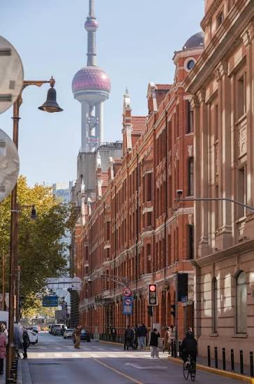🚶#𝐂𝐢𝐭𝐲𝐖𝐚𝐥𝐤 – 𝐘𝐮𝐚𝐧𝐦𝐢𝐧𝐠𝐲𝐮𝐚𝐧 𝐑𝐨𝐚𝐝 Yuanmingyuan Road  captures Shanghai's rich history with a mix of Western-style buildings and  modern flair. It's a hotspot for architecture lovers, featuring iconic  1920s and 1930s architectural works