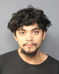 Eliut Ramirez Alcudia fue arrestado en Norfolk por solicitar libertades  indecentes con un menor.