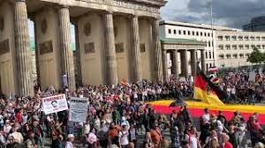 Polizisten nehmen helme ab und werden bejubelt. Berlin Demo Am 29 August 2020 Mehr Als 1 000 000 Teilnehmer Youtube