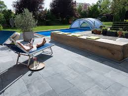 Blaustein Azur Ein Eleganter Stein Fur Eine Moderne Und Naturliche Terrasse Stonenaturelle Blaustein Uberdachte Terrassen Terrasse