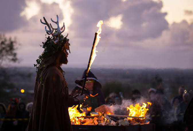 Api unggun festival Samhain Kelt kuno, AI generated
