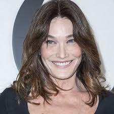 Disponible en 35 et 42. Carla Bruni Canon En Robe Pull Moulante Et Bottes Stars De La Saison Wow Femme Actuelle Le Mag