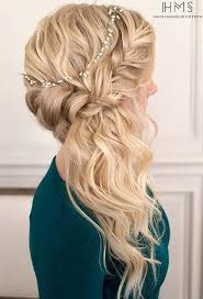 Divide the locks on the line or side parting, comb it evenly to the ends lined face. 21 Pretty Side Swept Hairstyles For Prom Stayglam