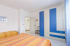 A lignano sabbiadoro, località pineta, in piazza della bussola, raggio del silenzio 22, vendita appartamento al primo piano con ascensore, di recente costruzione, in palazzina di 10 appartamenti. Villa Bianca Agenzia Meridiana