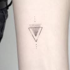 Familien tattoo ideen für ein symbol oder eine schrift ~ das symbol für familie stand sowohl für den schutz und die enge verbindung zwischen den familienmitgliedern als auch für den zusammenhalt der familie als ganzes so ließ sich die zugehörigkeit der menschen zum ausdruck. Was Bedeutet Dieses Dreiecks Symbol Tattoo Dreieck