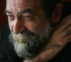 Se nos ha ido uno de nuestros maestros, un cantautor y poeta tan sensible e  iluminador para los que disfrutábamos de él, que hoy solo queda un vacío  que nadie podrá llenar.