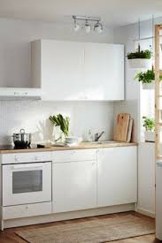 Einzeilige, mittelgroße moderne wohnküche mit flächenbündigen schrankfronten, weißen schränken, küchenrückwand in grau, küchengeräten aus edelstahl, hellem. 20 Ikea Kuchen Ideen Ikea Kuche Kuche Einrichten Kuchen Planung