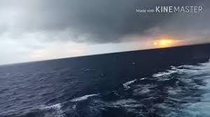Nelayan pantai baron gunung kidul mengevakuasi kapal akibat diterjang gelombang tinggi. Kapal Laut Ombak Besar