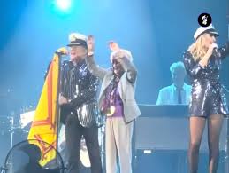 Rod Stewart wins fans' hearts by bringing his 94-year-old sister Mary  onstage in sweet family moment at Edinburgh Castle - The Music Man