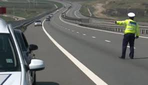 A) în locurile în care este interzisă oprirea voluntară a vehiculelor, cu excepţia cazurilor prevăzute la art. Oprirea Sau Deplasarea Pe Banda De Urgenta A