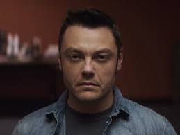 El difícil momento de Tiziano Ferro: el cantante anuncia su divorcio de  Victor Allen y la pesadilla por llevar a sus hijos a Italia