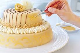 Frische erdbeeren machen ihn zu einem fruchtigen genuss, der sicher nicht nur den kleinen schmeckt. Hochzeit Torte Mit Liebe Selber Verzieren Torte Hochzeit Tortendeko Hochzeitstorte Verzieren