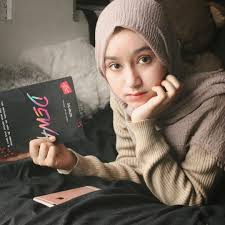 Kehadiran biodata sang penulis ini sangat memudahkan bagi pembaca buku yang ingin bertanya atau memberikan komentar terkait dengan buku yang sudah diterbitkan tersebut. Biodata Salwaliya Penulis Wattpad Fans Chelsea Usia Asal Hingga Novelnya Memorable With Us