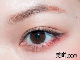 let 39 s try 冒険メーク 赤まつげ amp 赤シャドウ編 上まぶたは key itemの左下のゴールドをアイホールに入れたら 右下の赤みブラウンを目尻１ ３にラインっぽくオン ポイントの赤シャドウは同アイシャドウの中央の赤 アイシャドウ 赤 韓流アイメイク