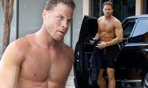 Blake Griffin shows off his rippling muscles as he goes shirtless for a  juice run in Los Angeles | Daily Mail Online