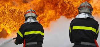 Le pompier protège également les biens matériels et l'environnement. Enquete Chez Les Pompiers Cnrs Le Journal