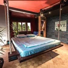 Letto moderno con effetto sospeso, cioè il letto sembra sospeso a mezz'aria grazie ai piedi in plexiglass o molto sottili, dal piano di appoggio del materasso in legno. Letto Sospeso Idee Sorprendenti Per Chi Ama Dormire Fra Le Nuvole Archzine It
