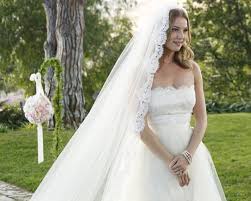 15 Wedding Gowns We Ll Never Forget Wedding Dresses Tv Weddings Emily Thorne