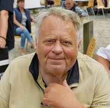 Sidste gang cliffters spiller på bakken nu når der er lukket for tirsdags  pigtråd spiller her amapola.her cartoon video Video kurt haugaard