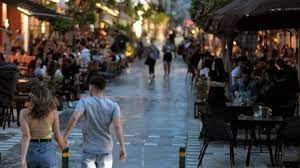 Τα καταστήματα τροφίμων (σούπερ μάρκετ, φούρνους, κλπ.), μπορούν από σήμερανα λειτουργούν από τις 7 το πρωί έως τις 22:30, προβλέπει κοινή υπουργική απόφαση με τα μέτρα που ισχύουν από τη δευτέρα. Ti Problepei H Kya Gia Thn Estiash Kai Ta Kentra Diaskedashs Ta Nea Metra Poy Ti8entai Se Isxy Apo Shmera Mhxanh Toy Xronoy