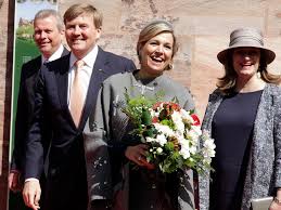 Sonne, schnee und berge warten dort auf die royals. Koniglicher Besuch In Nurnberg Ein Mantel Sorgt Fur Wirbel Nurnberg Nordbayern