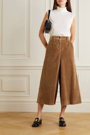 On choisit de la porter avec une paire de bottes en cuir (pas forcément noires, d'ailleurs, si on veut apporter un contraste de couleur) et un pull en maille rentré dans la ceinture afin de souligner la. Marron Jupe Culotte En Velours De Coton Melange Cotele Dolce Gabbana Net A Porter