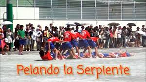 Los juegos tradicionales son aquellas actividades típicas de una región o país, que se realizan sin la ayuda o intervención de juguetes tecnológicamente complicados, solo es necesario el empleo de su. Pelando La Serpiente Juego De Relevos Muy Popular En Japon