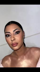 Belleza y escándalo con Araceli Moreno en Sevilla