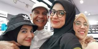 Karena belum pernah bertemu langsung, tentu sang anak belum akrab dengan ayahnya. Seperti Saudara Ini 6 Potret Kedekatan Zaskia Dan Shireen Sungkar Dengan Ibu Tiri Merdeka Com