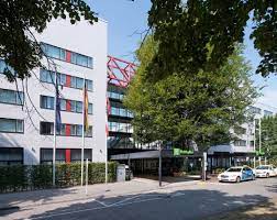 Feather pillows, down pillows and linens along with bath sheets, a dryer and hair dryers are also provided. Holiday Inn Berlin City West Berlin Bei Hrs Gunstig Buchen