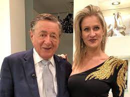 Richard lugner, sohn des 1943 in russland als hauptmann nach der kriegsgefangenschaft verschollenen rechtsanwaltes. Das Tragt Lugners Begleitung Simona Am Opernball Opernball Vienna At