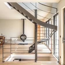 Un escalier en colimaçon avec une structure en bois et fer au design super contemporain. Escalier Colimacon Sur Mesure Toulouse Atmos Fer Ferronnerie